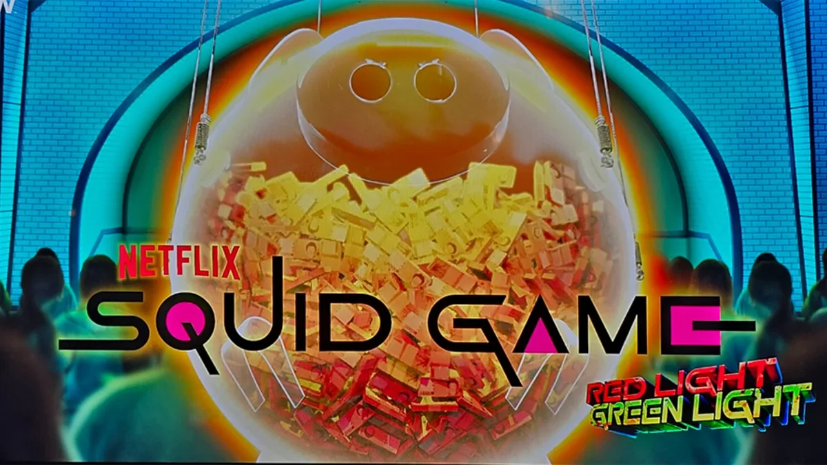 Tampilan visual slot Squid Game: Red Light, Green Light dengan latar belakang taman bermain yang mencekam.